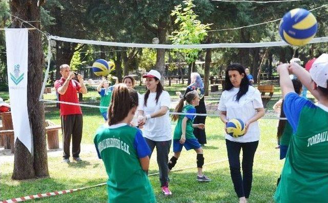 Anneler Ve Kızları Aynı Takımda Yarıştı