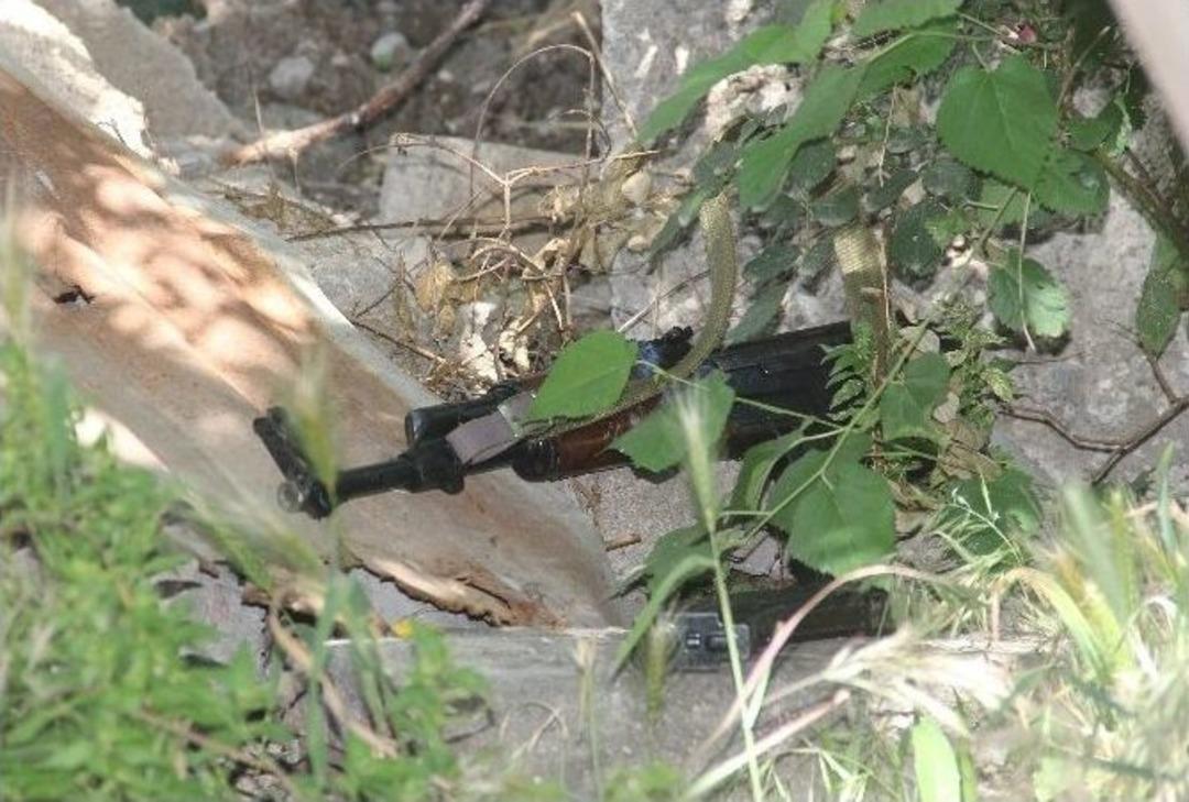 Evlerin Duvarlarında &rsquo;pkk&rsquo; Yazan Mahallede Uzun Namlulu Silah Bulundu