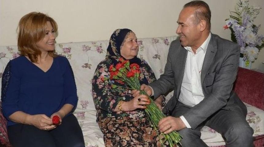 S&ouml;zl&uuml;, Annesinin Anneler G&uuml;n&uuml;&rsquo;n&uuml; Kutladı