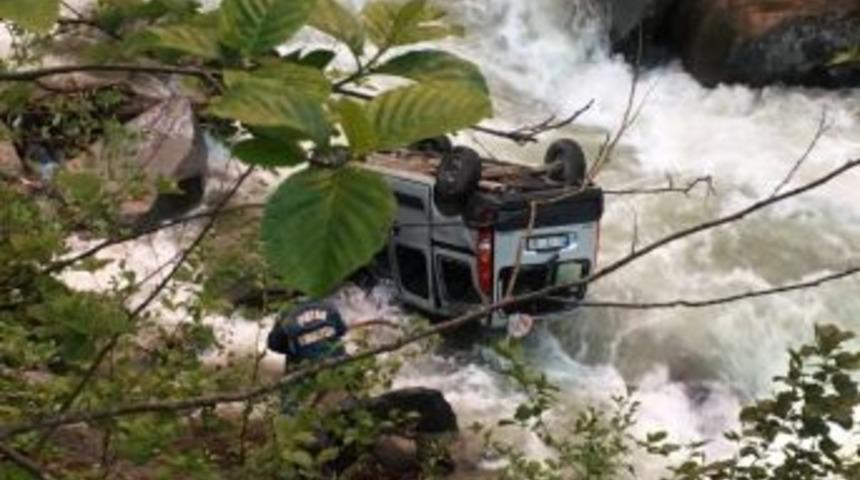 Rize Ayder Yolu&rsquo;nda Bir Ara&ccedil; Dereye U&ccedil;tu: 1 &Ouml;l&uuml;, 4 Yaralı