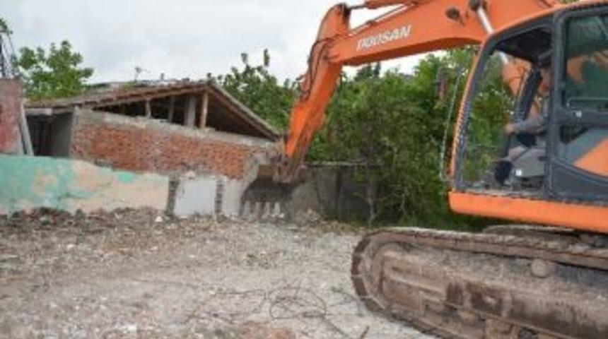 K&ouml;rfez&rsquo;de Metruk Binaların Yıkımı Devam Ediyor