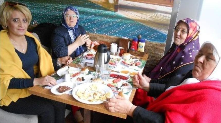 Eskişehirli &Uuml;lk&uuml;c&uuml; Kadınlardan Anneler G&uuml;n&uuml;&rsquo;nde Şehit Anneleri Onuruna Kahvaltı