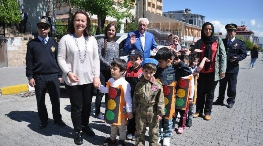 Minik &Ouml;ğrencilerden Trafik Haftası Kutlaması