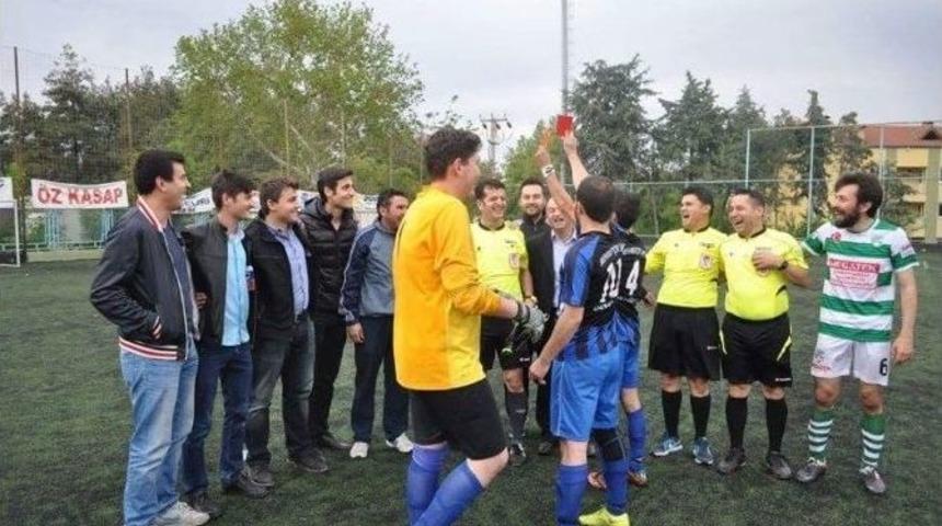 Amat&ouml;r K&uuml;me Hakemini Kırmızı Kart G&ouml;stererek Uğurladılar