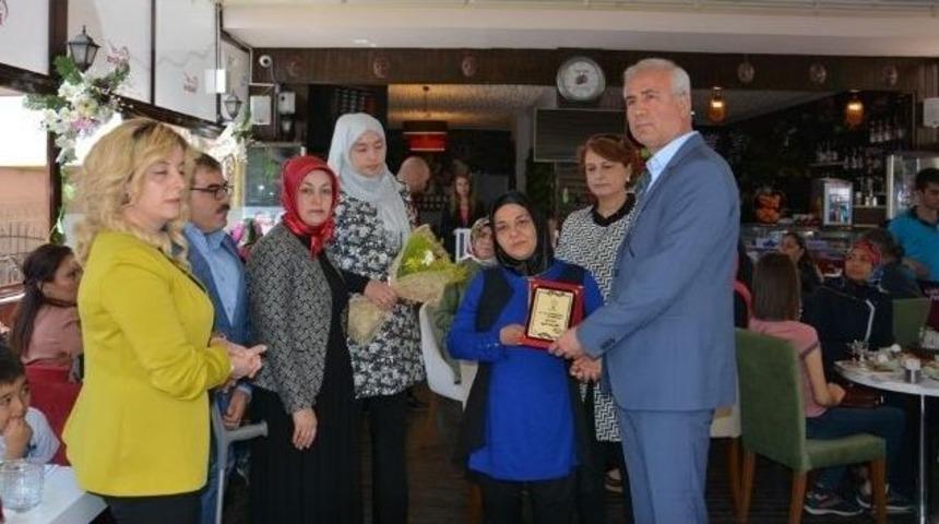 Ak Parti&rsquo;den Anneler G&uuml;n&uuml; Etkinliği