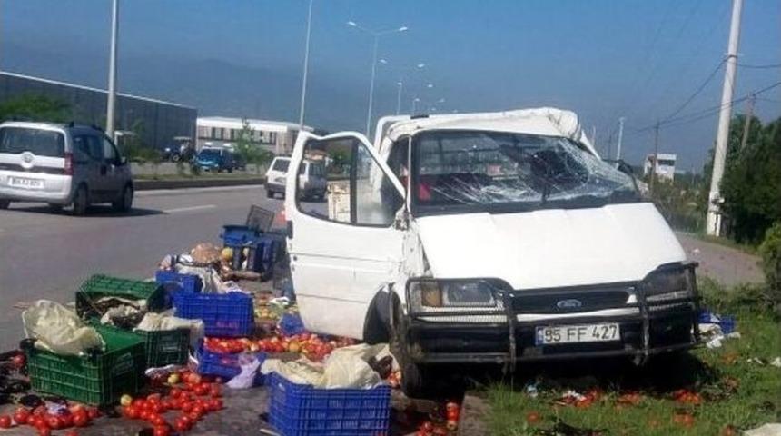 Lastiği Patlayan Kamyonet Kaza Yaptı: 2 Yaralı