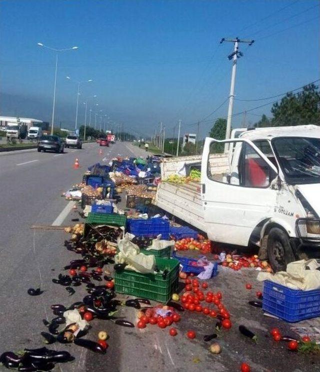 Lastiği Patlayan Kamyonet Kaza Yaptı: 2 Yaralı 1