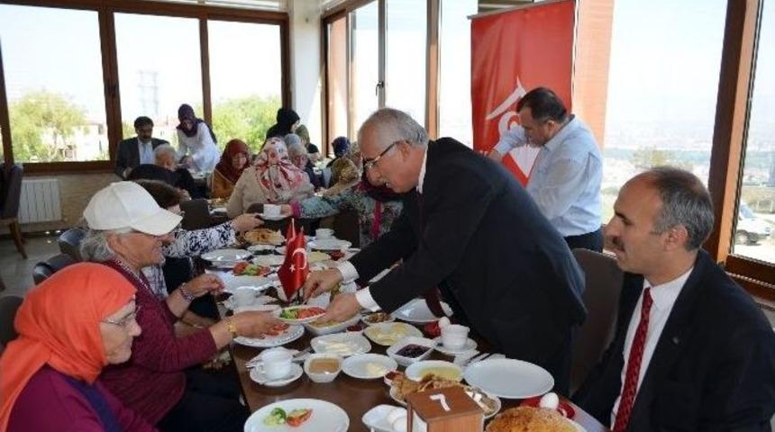 Vali Tuna, Huzurevinde Kalan Anneler İle Kahvaltıda Buluştu