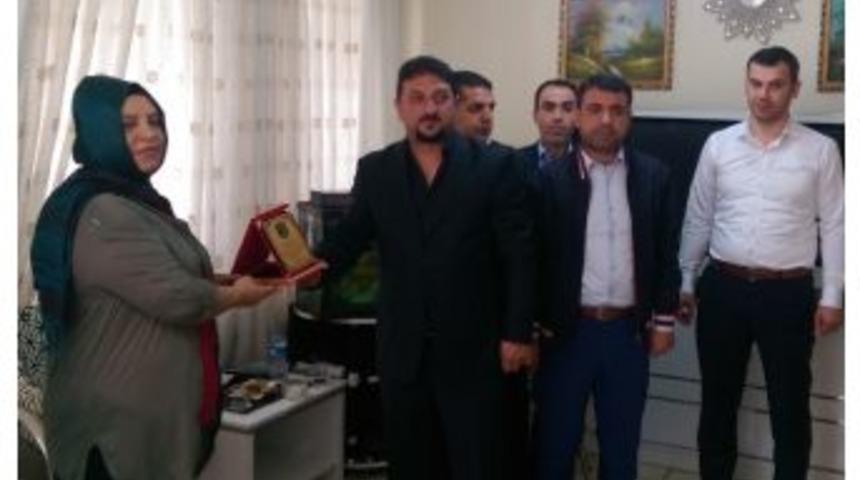 Diriliş Başkanları Diyarbakır İl Başkanı Coşar&rsquo;dan Umudun Sesi&rsquo;ne Plaket