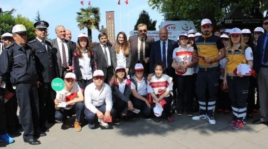 Sağlık&ccedil;ılar, Trafik Haftasında "yaşama Yol Verin" Dediler