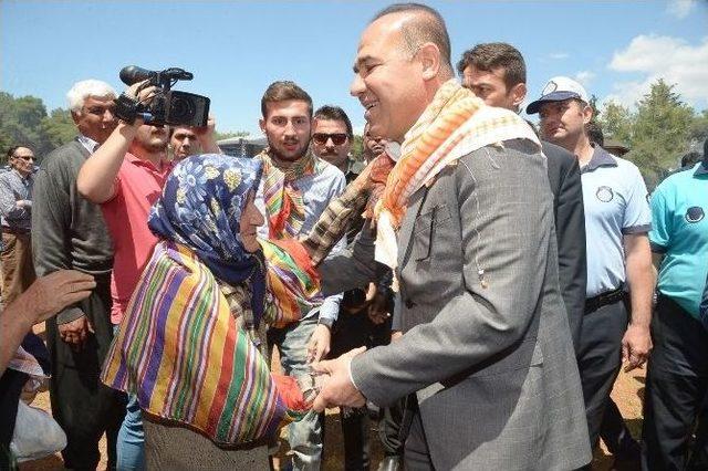 Uluslararası &Ccedil;ukurova Y&ouml;r&uuml;k T&uuml;rkmen Ş&ouml;leni 2