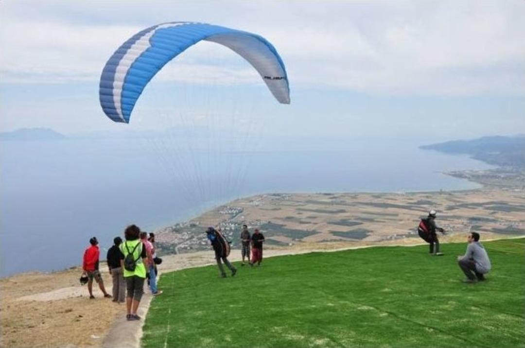 Paraş&uuml;tler G&ouml;ky&uuml;z&uuml;n&uuml; Renklendirdi