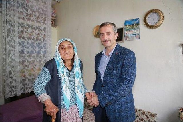 Tahmazoğlu’ndan Kimsesiz Anneye Ziyaret 1