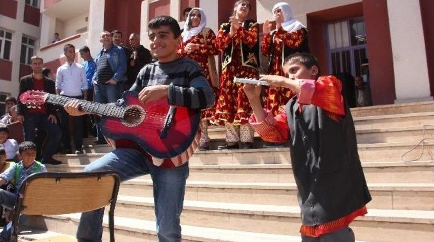 Engelli &Ccedil;ocuklar Marifetlerini Sergiledi