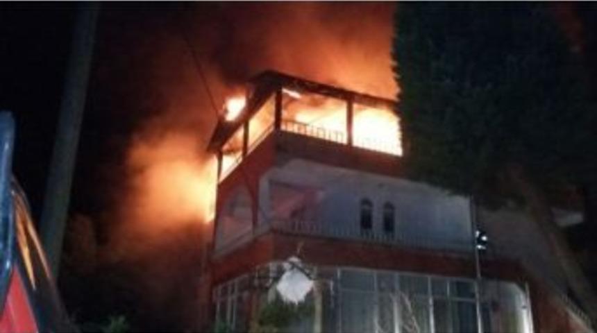 3 Katlı Evin &Ccedil;atısı Alevlere Teslim Oldu