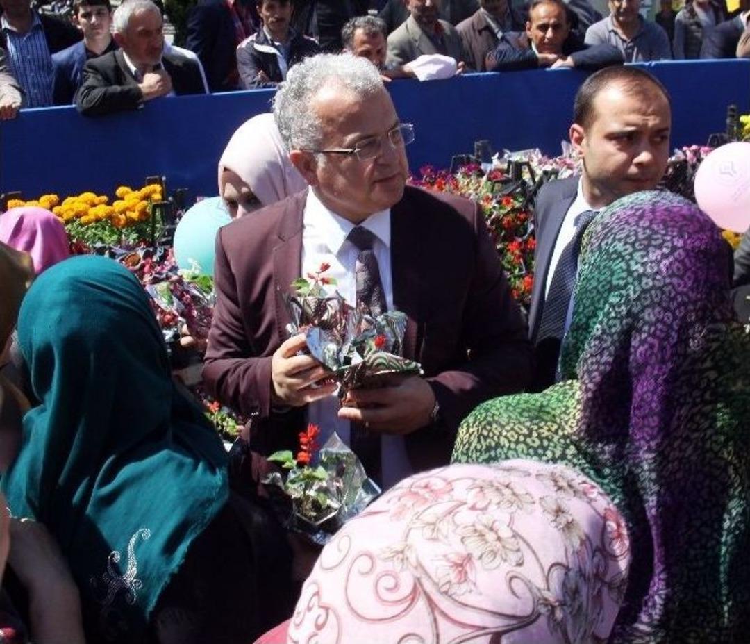 Anneler G&uuml;n&uuml;nde Babalarda &Ccedil;i&ccedil;ek Almak İ&ccedil;in Yarıştı