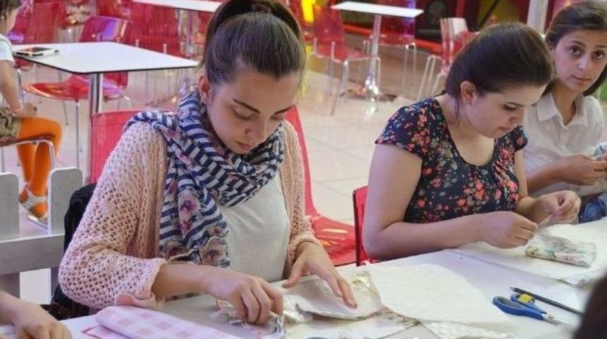 Hobi At&ouml;lyesi&rsquo;nde Maharetlerini G&ouml;steriyorlar