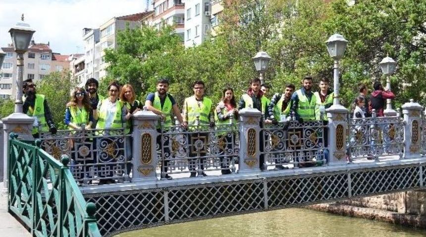 G&ouml;n&uuml;ll&uuml; Gen&ccedil;ler Porsuk &Ccedil;ayı &Ccedil;evresini Temizledi