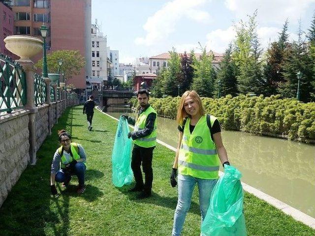 Gönüllü Gençler Porsuk Çayı Çevresini Temizledi