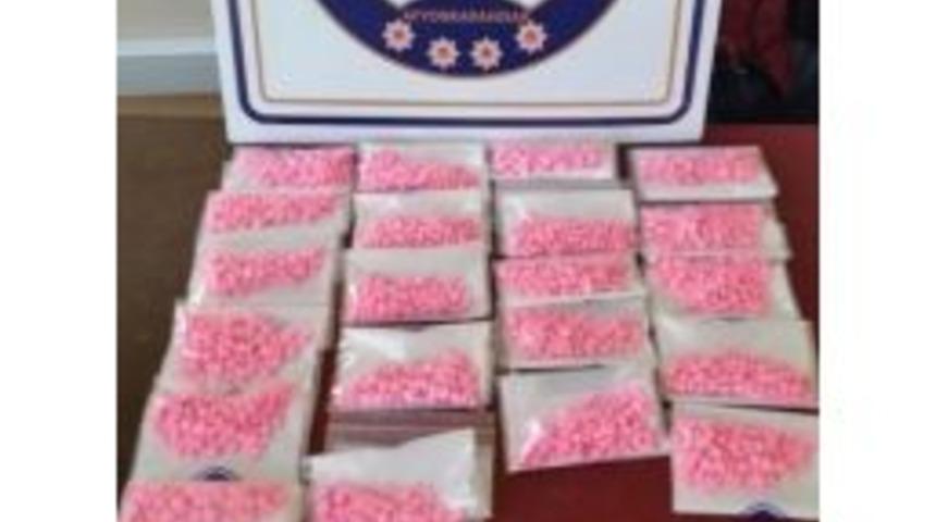&Uuml;zerinde 2 Bin 100 Adet Extacy Hap Bulunan Kurye Polisten Ka&ccedil;amadı