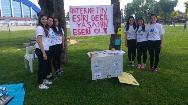 Üniversite Öğrencileri İnternet Bağımlılığı Hakkında Bilinçlendirme Yaptı