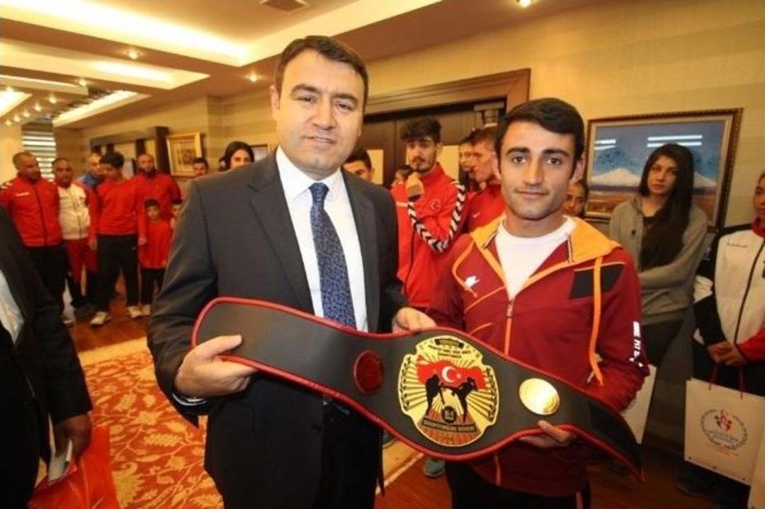 Vali Işın Başarılı Sporcuları &Ouml;d&uuml;llendirdi