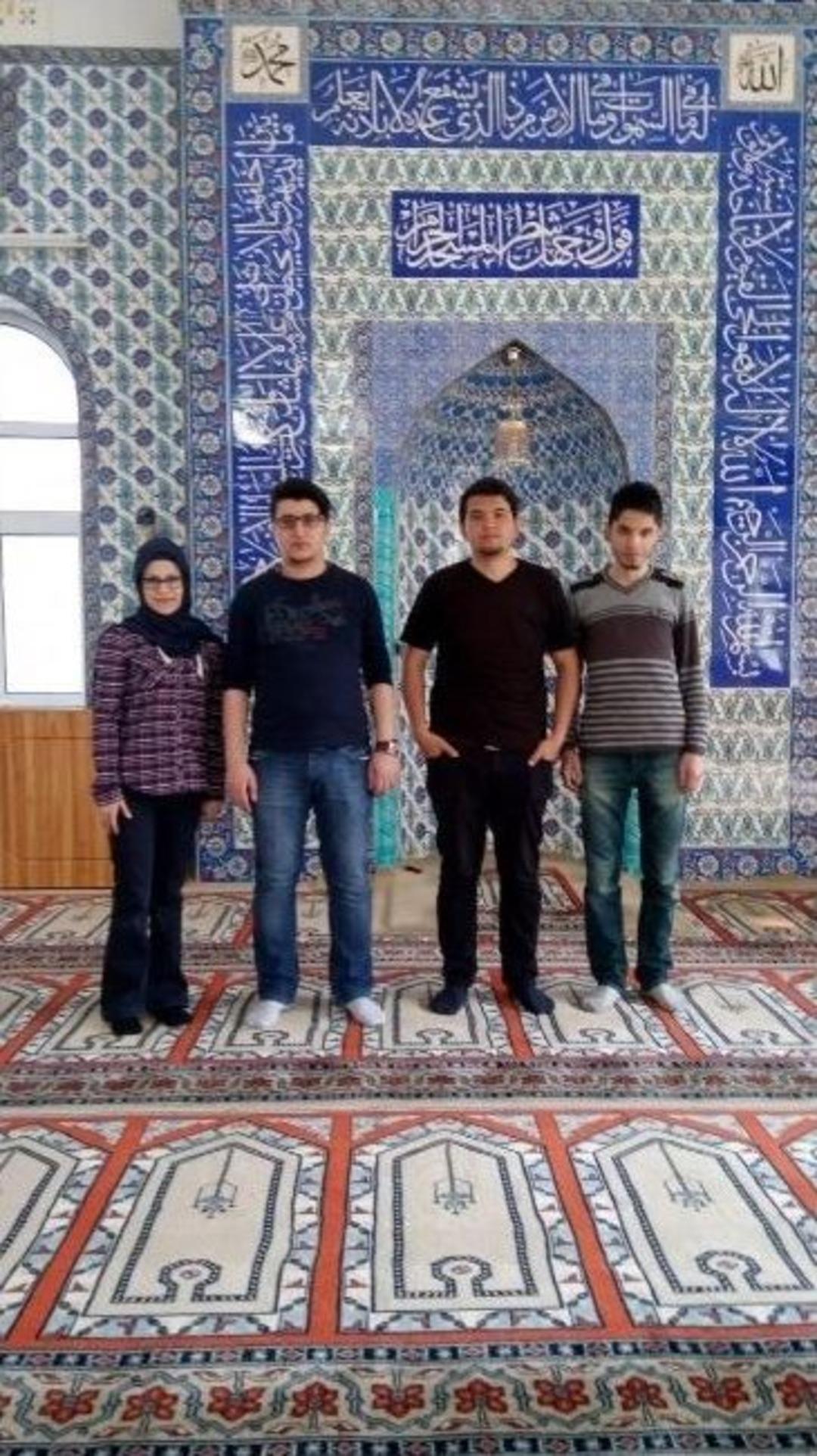 Gediz Sağlık Hizmetleri Meslek Y&uuml;ksekokulu &Ouml;ğrencileri Cami Temizledi