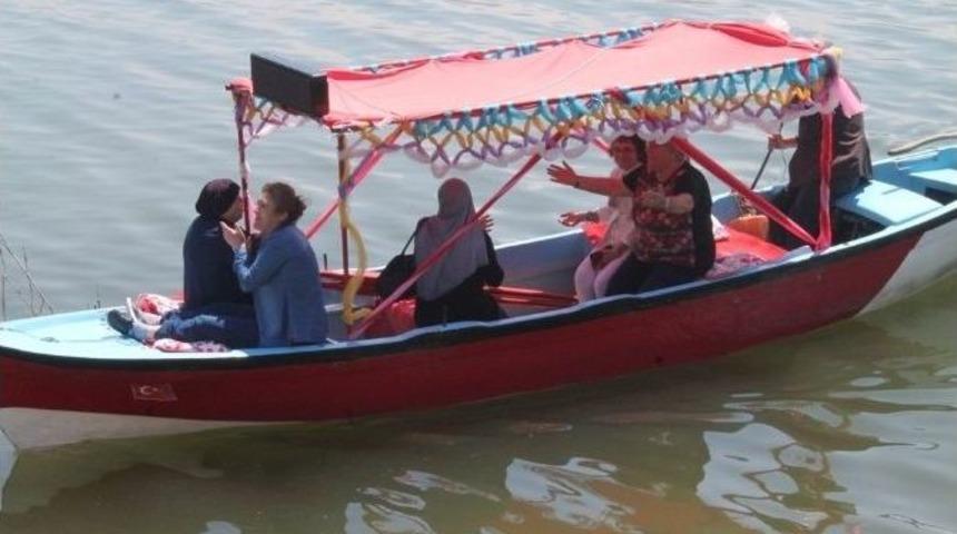 Ak Parti Nil&uuml;fer Teşkilatı Huzurevinde Yaşayan Anneleri Unutmadı