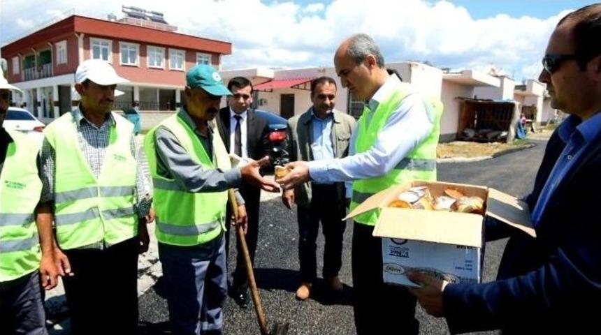 Başkan Okay İş&ccedil;ilerine Dondurma İkram Etti