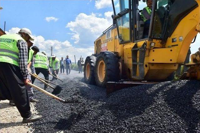 Başkan Okay İşçilerine Dondurma İkram Etti