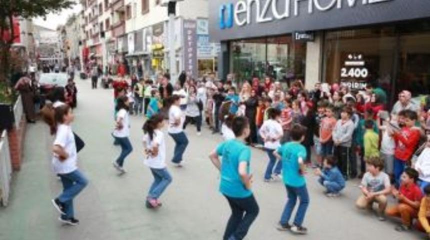 D&uuml;nya Dans G&uuml;n&uuml;&rsquo;n&uuml; Halk Oyunuyla Kutladılar