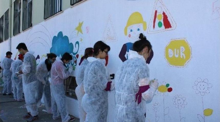 Polisler &Ouml;ğrencilerle Duvarları Boyadı