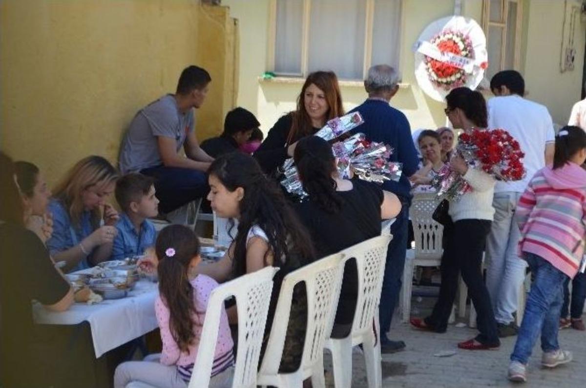 Başkan Akın, Annelerin G&uuml;n&uuml;n&uuml; &Ccedil;i&ccedil;ekle Kutladı