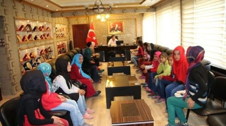 Kız &Ouml;ğrenciler Okumak İ&ccedil;in Kaymakama S&ouml;z Verdi