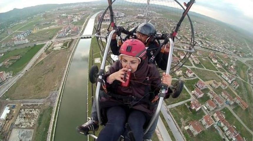 İkiz &Ccedil;ocuk Annesini &ldquo;havalara U&ccedil;uran&rdquo; Hediye