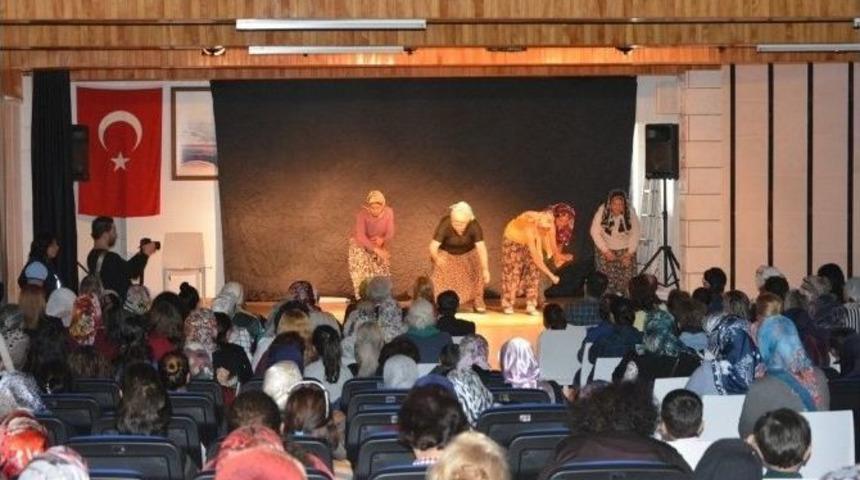 Bozyazılı Anneler, &lsquo;anneler G&uuml;n&uuml;&rsquo;nde Tiyatro Oyunu İzledi