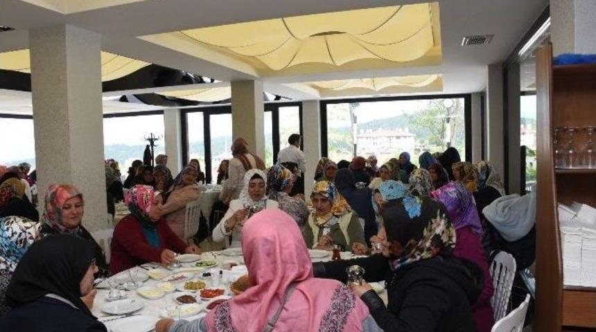 Engelli &Ccedil;ocukların Anneleriyle Dayanışma