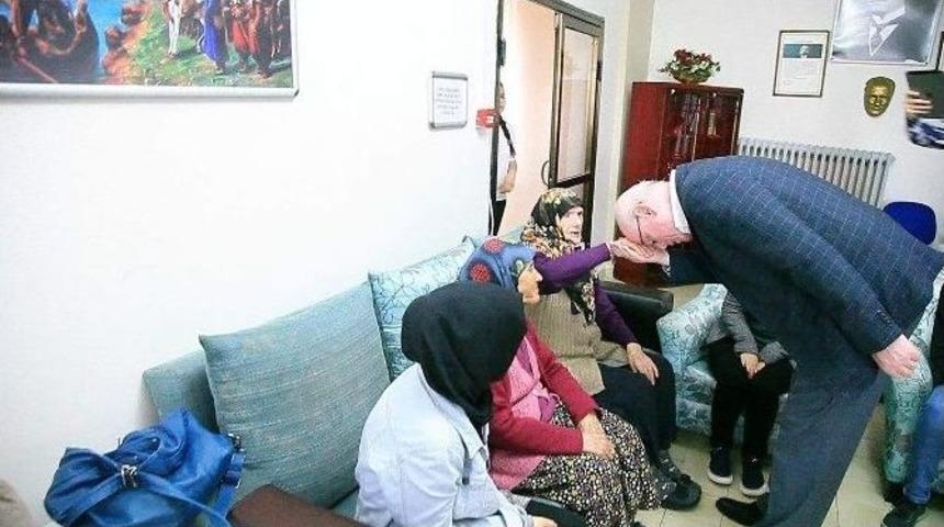 Başkan Kurt, Huzur Ev&rsquo;inde Anneleri Ziyaret Etti