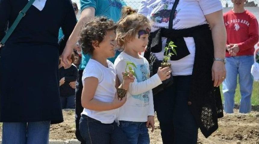 Tepebaşı&rsquo;nda Mahalle Bah&ccedil;esine Anne Eli Değdi
