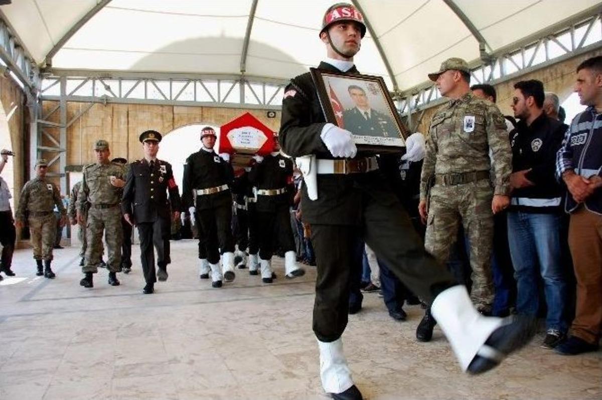 Şehit Y&uuml;zbaşı Toprağa Verildi