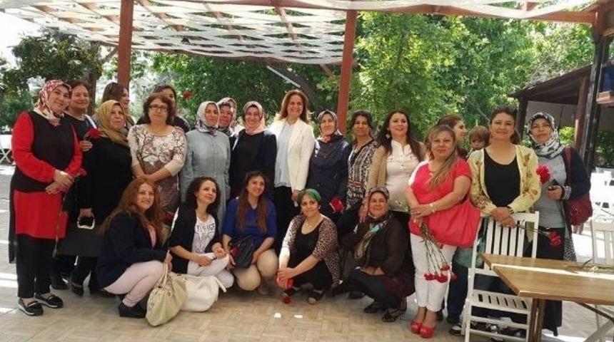 Ak Partili Kadınlar &lsquo;anneler G&uuml;n&uuml;n&uuml;&rsquo; Kutladı
