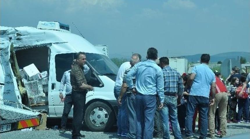 Kuşadası&rsquo;nda &Ouml;ğrenci Servisi Kamyonetle &Ccedil;arpıştı: 5 Yaralı