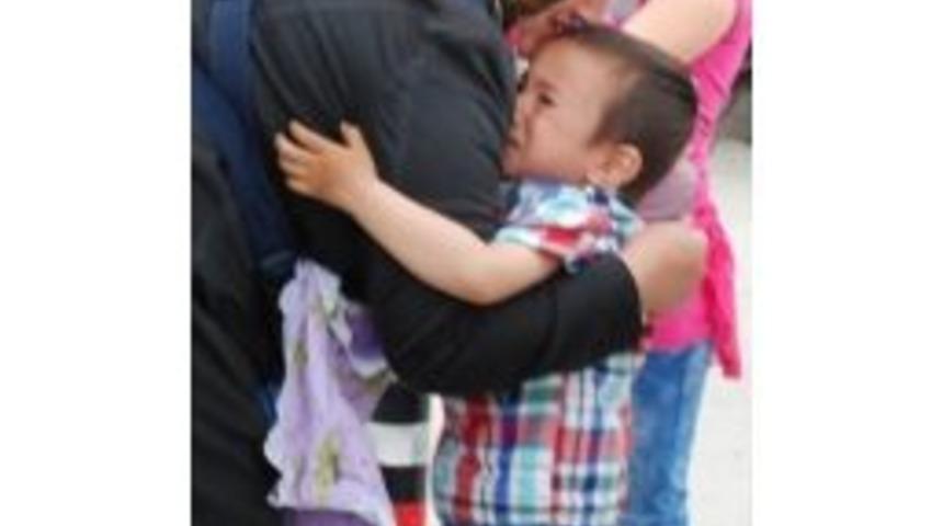Pazarda Kaybolan &Ccedil;ocuk Annesini G&ouml;zyaşlarına Boğdu