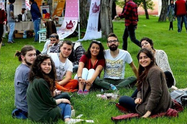 Üniversite Öğrencileri Agü Kulüp Festivali’nde Buluştu