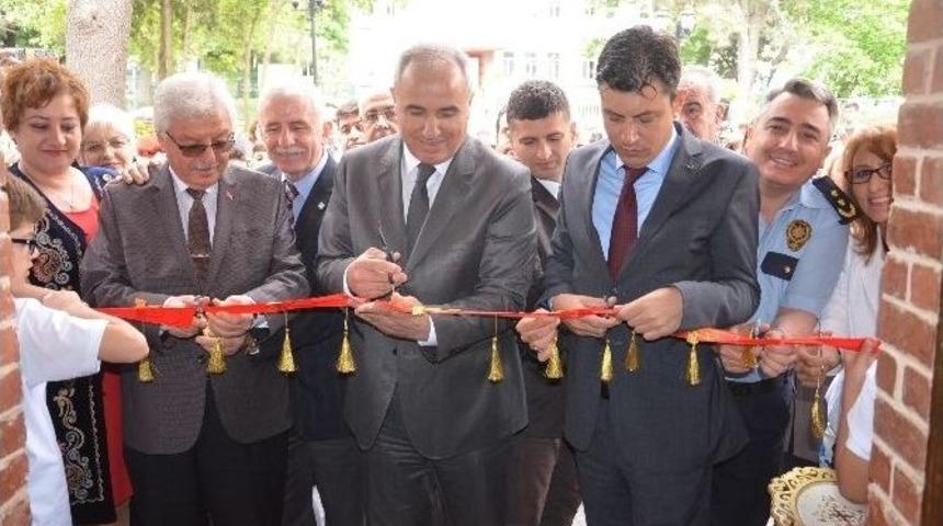 M&uuml;kerrem Ali Kayan İlkokulu &Ouml;ğrencilerinden Resim Ve Tasarım Sergisi