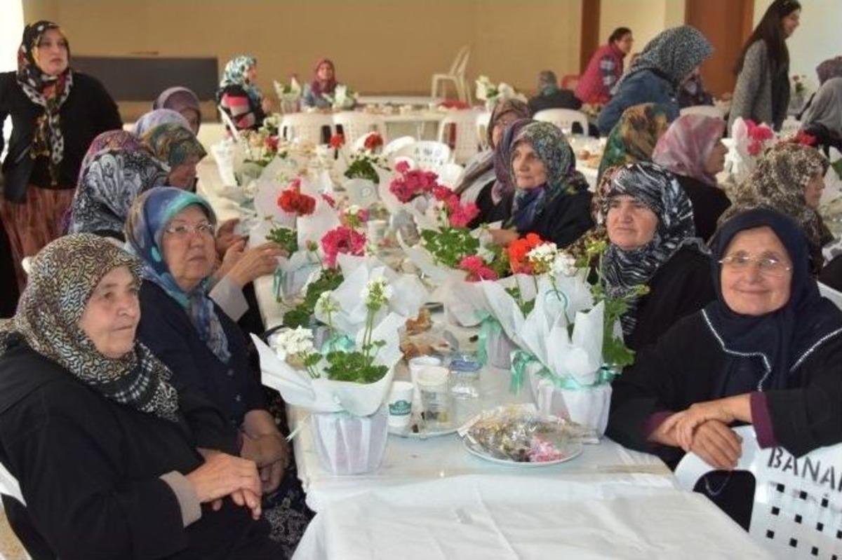Başkan Eşkinat, Annelerin Y&uuml;z&uuml;n&uuml; G&uuml;ld&uuml;rd&uuml;