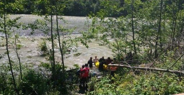 Dereye U&ccedil;an Ara&ccedil;ta Sulara Kapılarak Kaybolan S&uuml;r&uuml;c&uuml;n&uuml;n Cansız Bedeni Bulundu 1