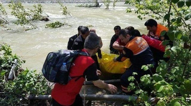 Dereye U&ccedil;an Ara&ccedil;ta Sulara Kapılarak Kaybolan S&uuml;r&uuml;c&uuml;n&uuml;n Cansız Bedeni Bulundu 2