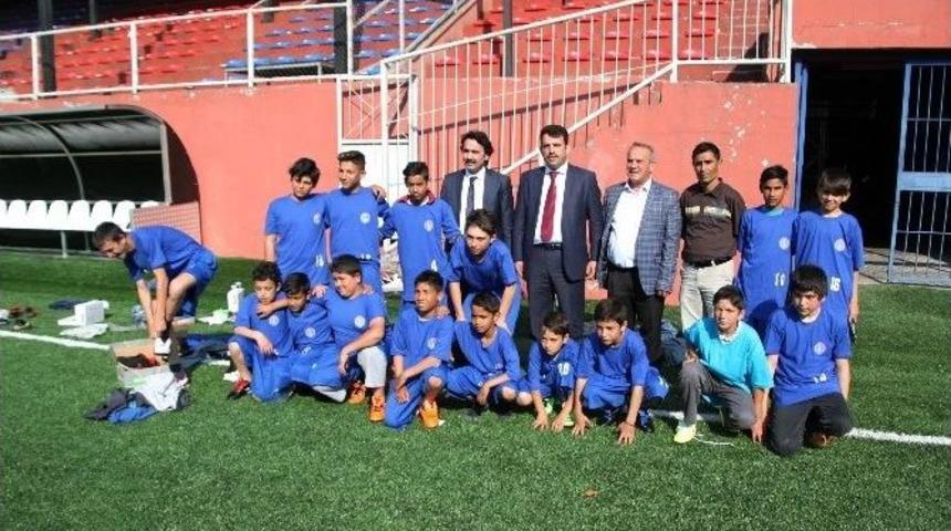 Ak Parti İl&ccedil;e Başkanı Fatih &Ccedil;akır&rsquo;dan Roman Spor&rsquo;a Malzeme Yardımı