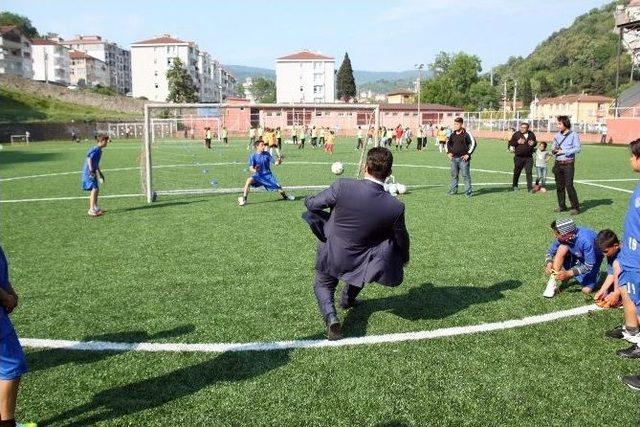 Ak Parti İlçe Başkanı Fatih Çakır’dan Roman Spor’a Malzeme Yardımı